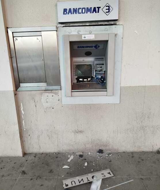 Assalto con esplosivo al bancomat Banda fugge con parte dei contanti
