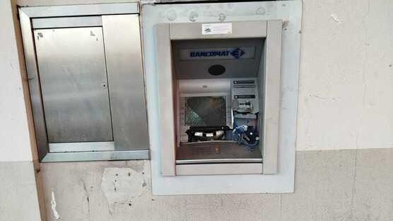 Assalto con esplosivo al bancomat Banda fugge con parte dei contanti
