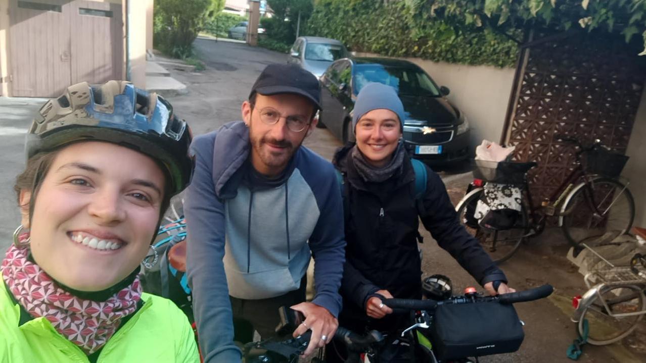 «Se pedali ti ospito a casa gratis: la bellezza è nella condivisione»