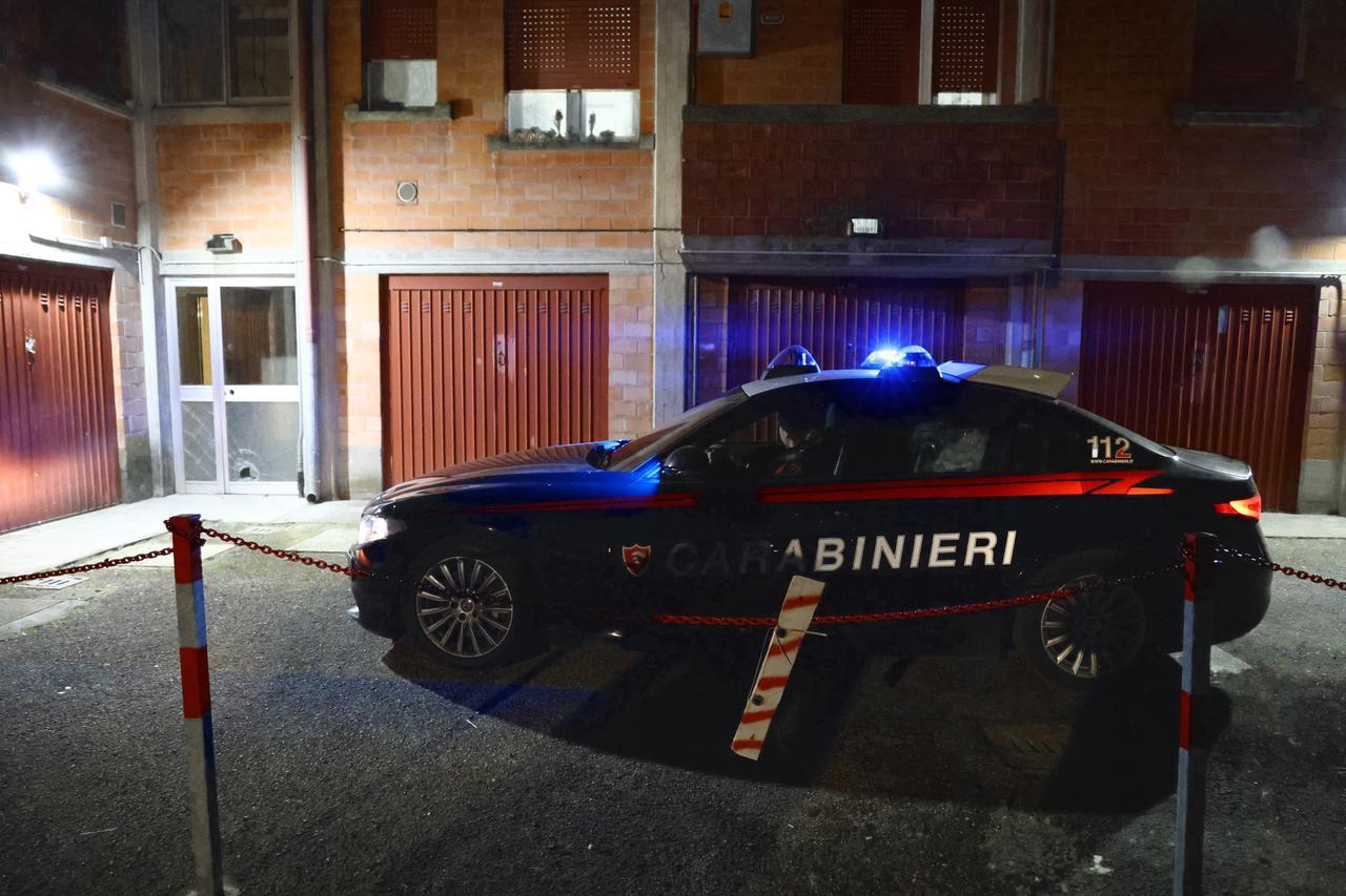 Spacca portone, vasi e auto a Ferrara