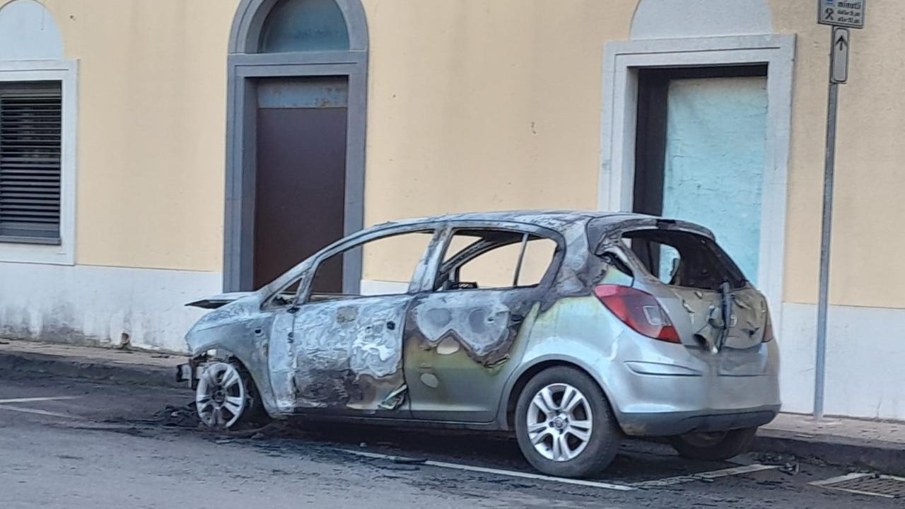 A fuoco l’auto parcheggiata all’ingresso di casa, indagini in corso