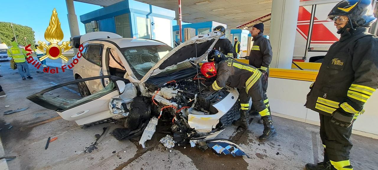 
	L'auto dopo lo schianto al casello

