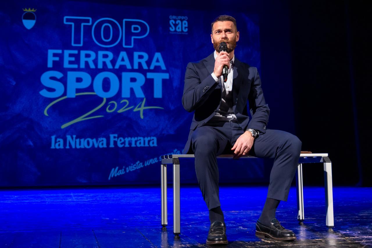 Ferrara, più di duecento voci all’unisono: «Antenucci, non devi ritirarti!»