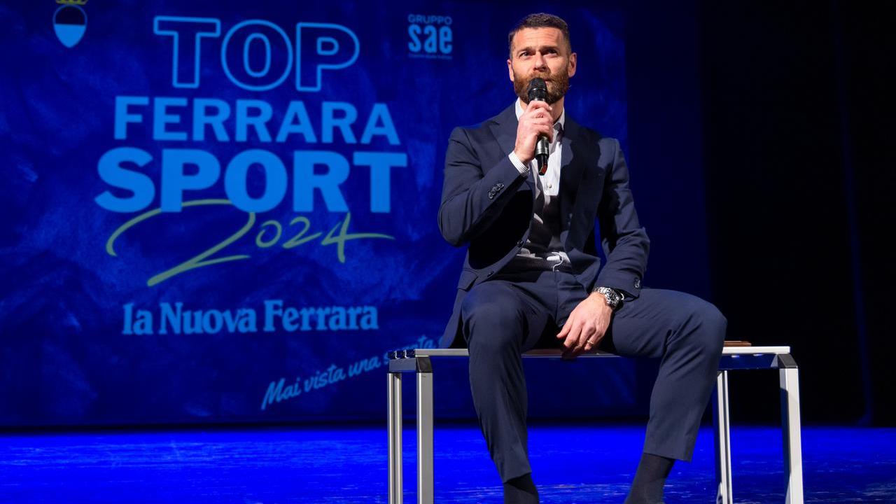 Ferrara, più di duecento voci all’unisono: «Antenucci, non devi ritirarti!»