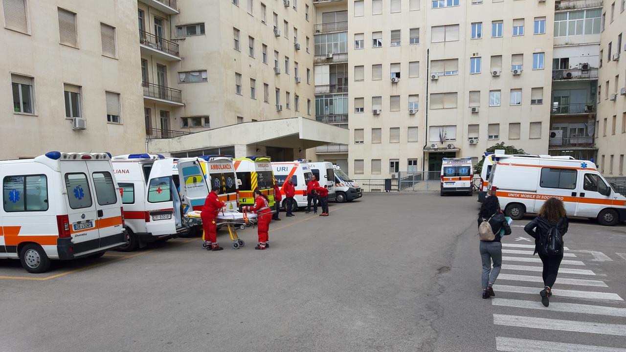 Barelle e letti ovunque: ospedale sotto pressione