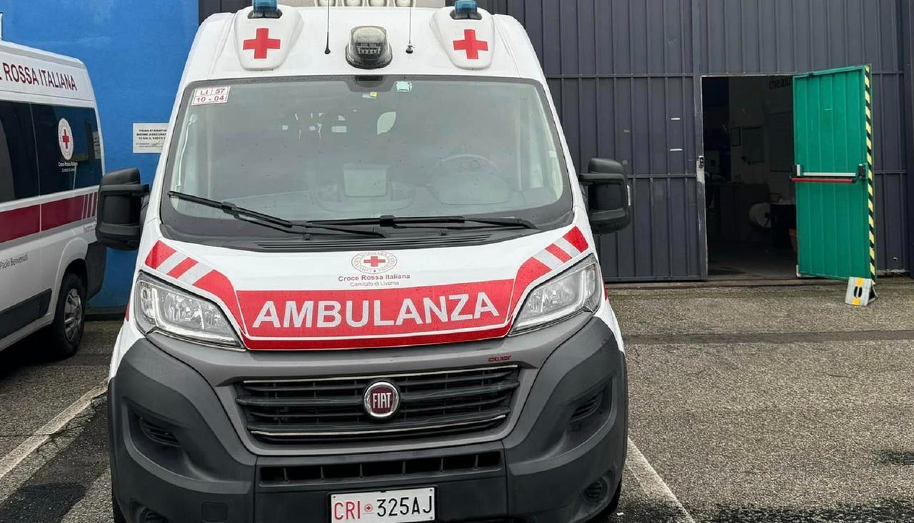 Livorno, scontro auto-scooter: ferita una 26enne davanti all’Esselunga