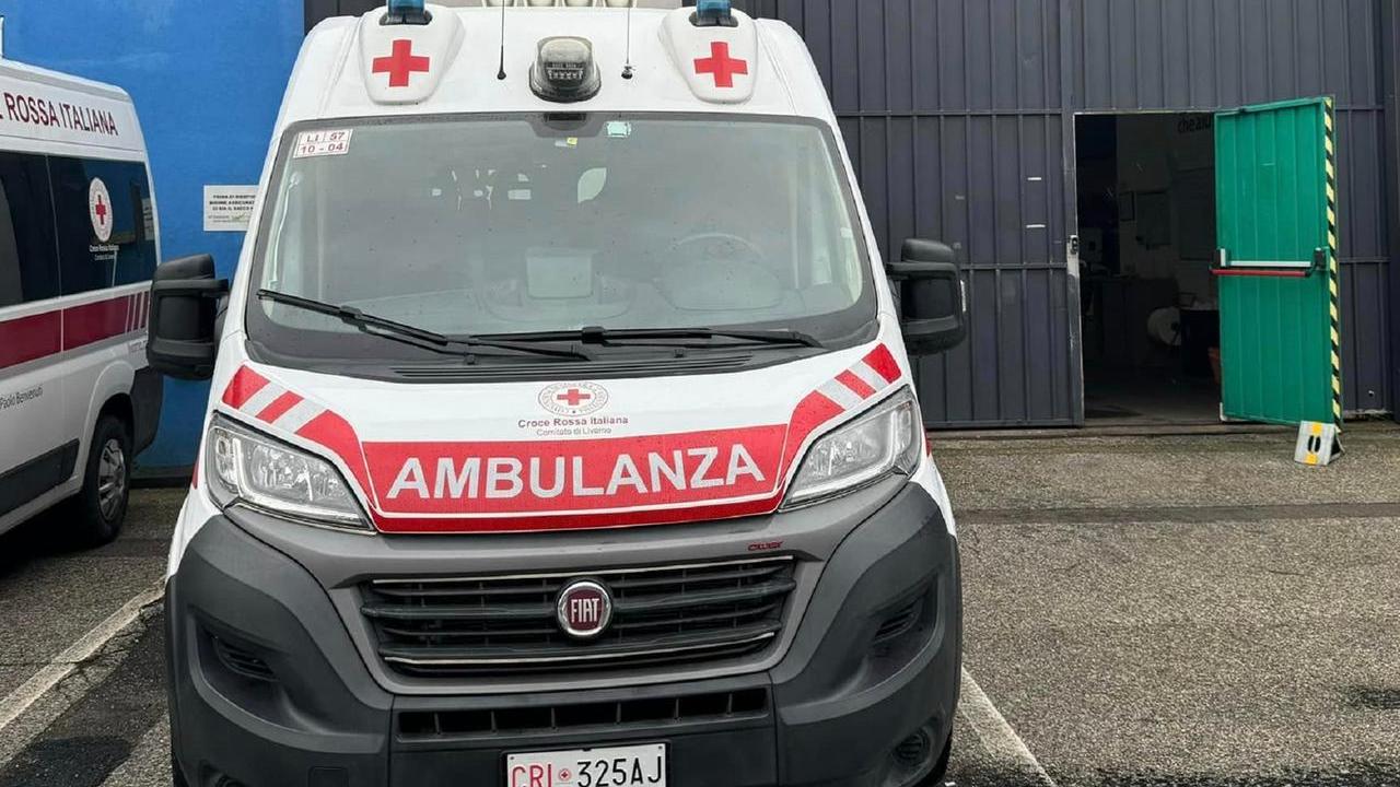 Livorno, scontro auto-scooter: ferita una 26enne davanti all’Esselunga
