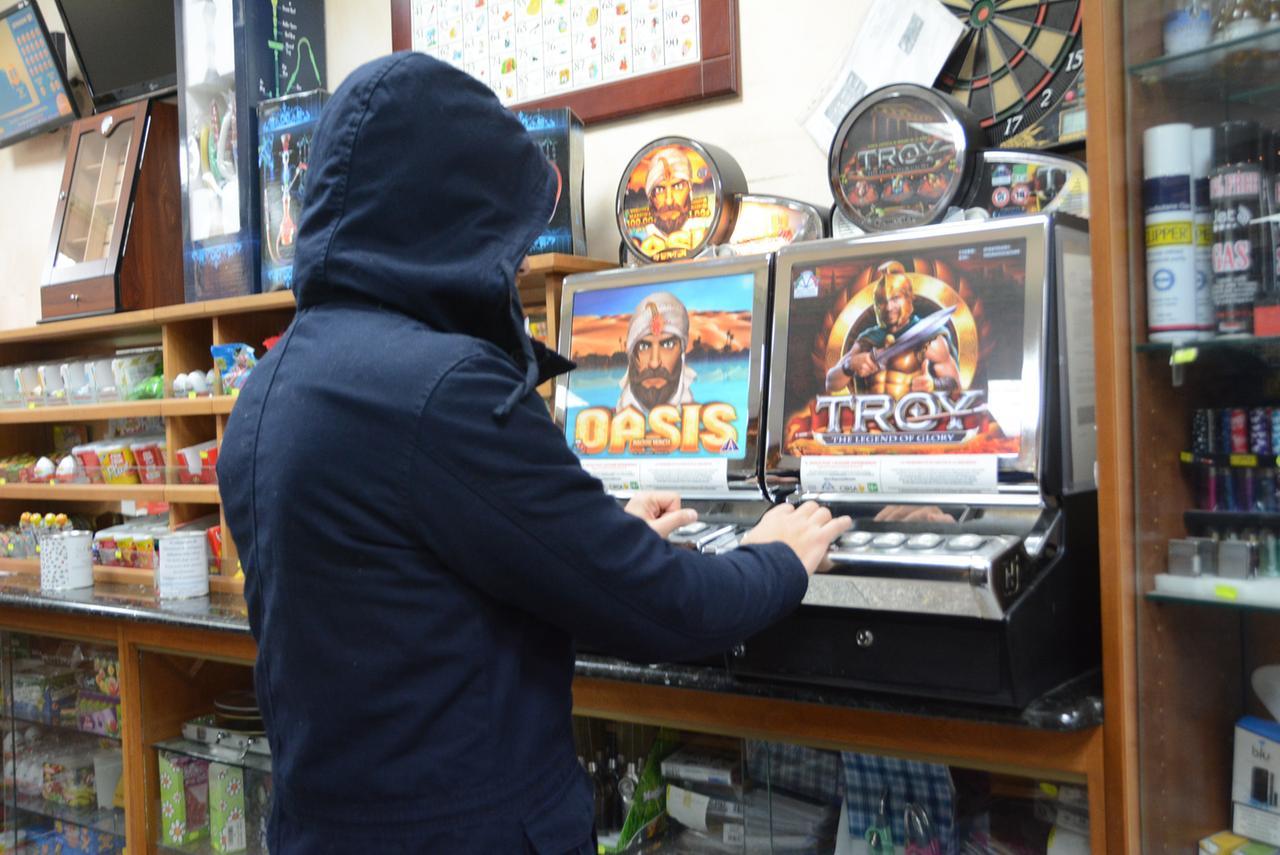 Minori giocavano alle slot machine al bar, maxi multa per il titolare
