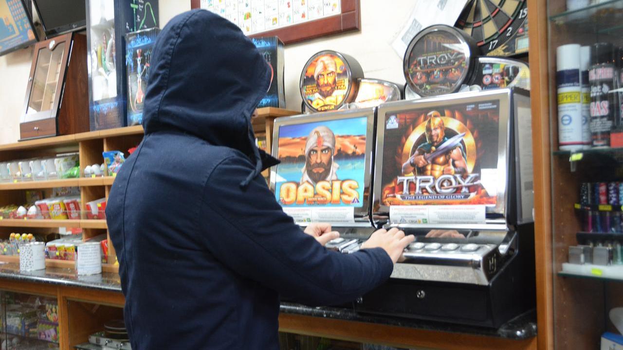 Minori giocavano alle slot machine al bar, maxi multa per il titolare