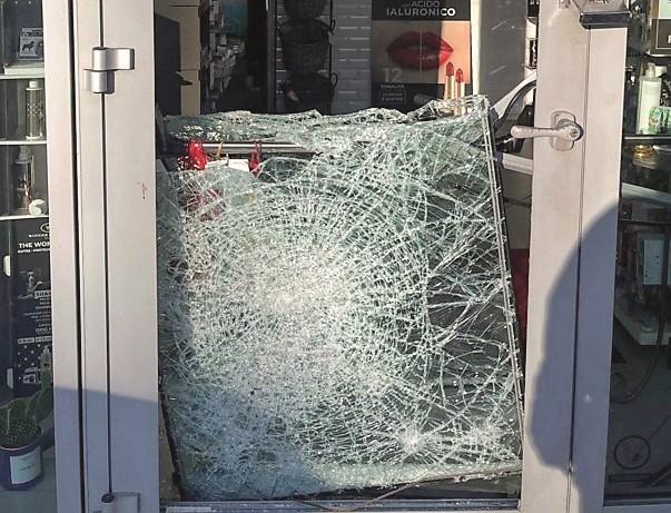 I ladri da Monilistore lasciano impronte insanguinate