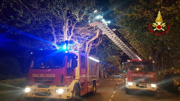 Prato, il forte vento fa cadere un palo della luce e sradica alcuni alberi – Video