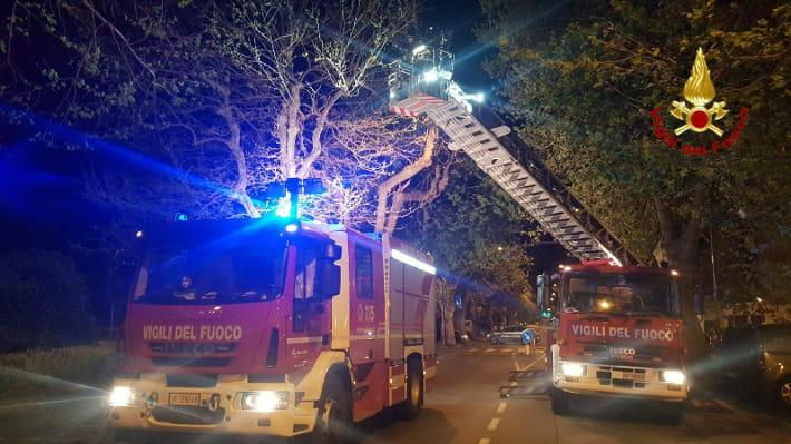 Prato, il forte vento fa cadere un palo della luce e sradica alcuni alberi – Video