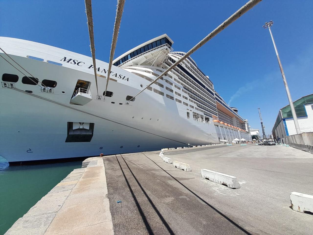 
	La Msc Fantasia ormeggiata a banchina a Livorno

