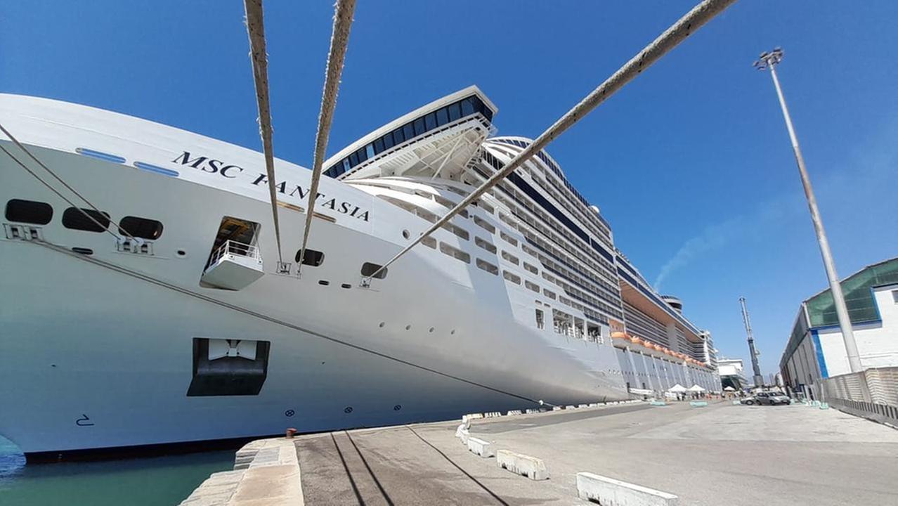 La Msc Fantasia ormeggiata a banchina a Livorno