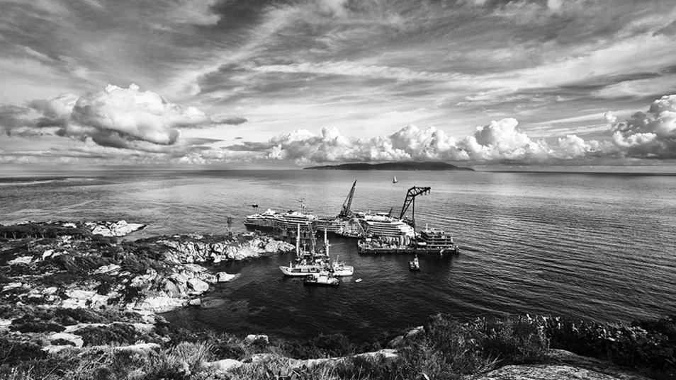 La Costa Concordia in una foto di Carlo Tardani