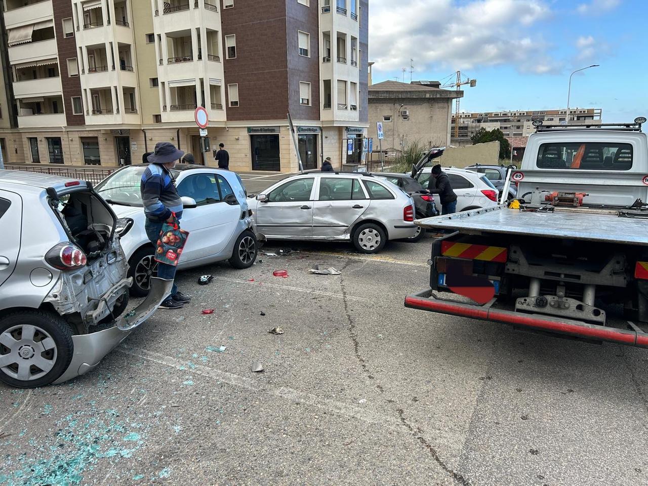 Carro attrezzi fuori controllo travolge cinque auto