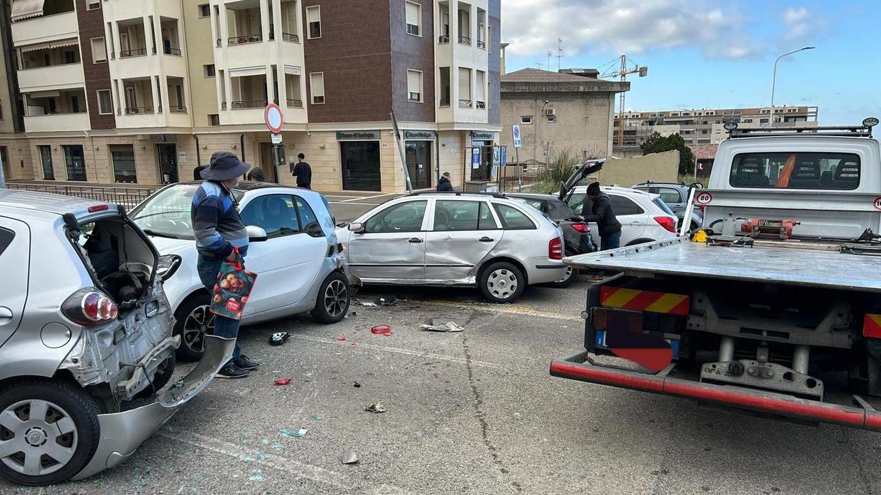 Carro attrezzi fuori controllo travolge cinque auto