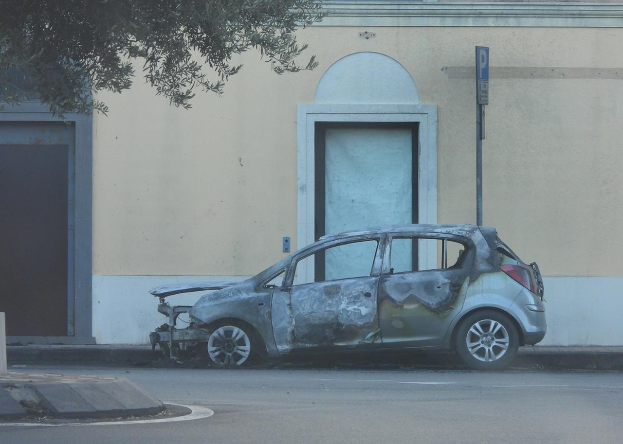 
	L'automobile distrutta dalle fiamme a Cabras

