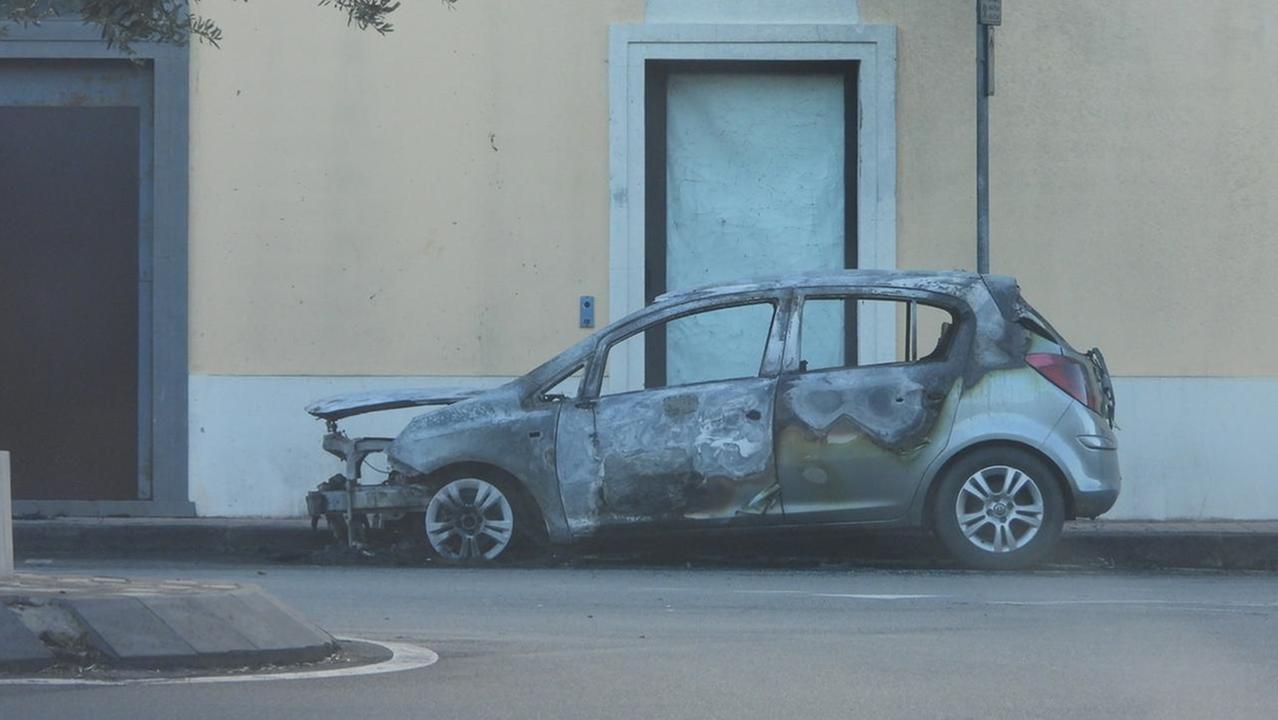 L'automobile distrutta dalle fiamme a Cabras