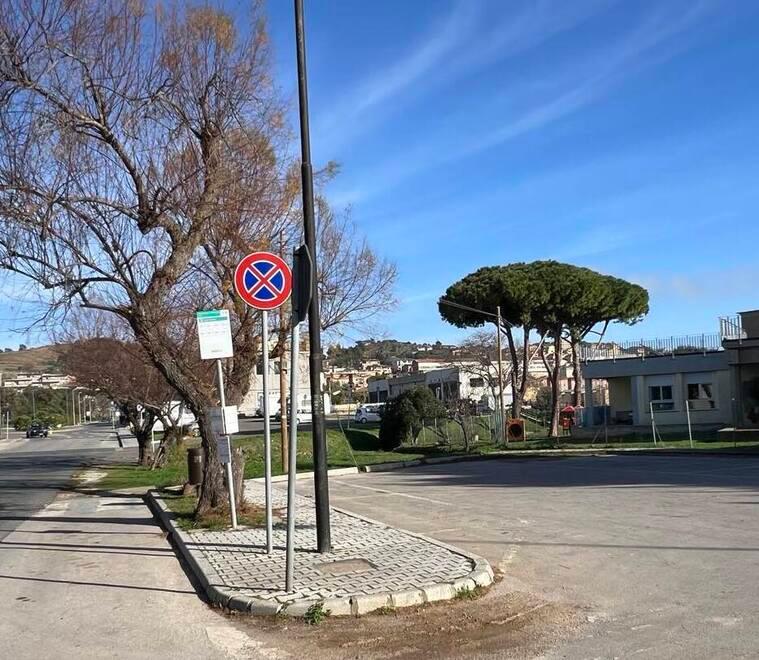 
	La fermata del bus 3 nero su via dei Cavalleggi, dietro la materna.&nbsp; La soppressione della linea urbana 3 nera in un lungo tratto di via Salivoli ha lasciato gli abitanti primi di un servizio di supporto fondamentale

