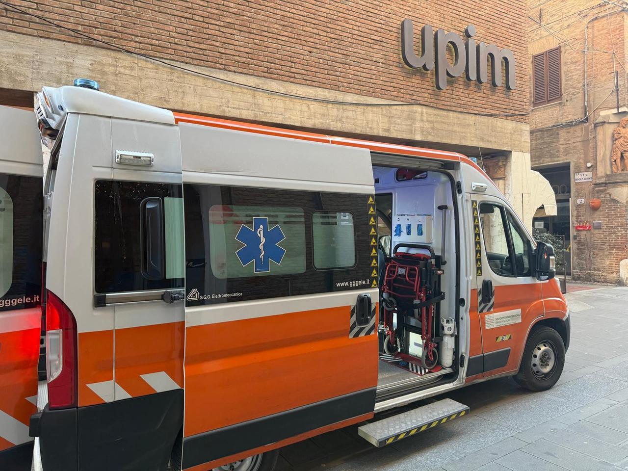 Si accascia e muore, malore fatale in centro a Ferrara