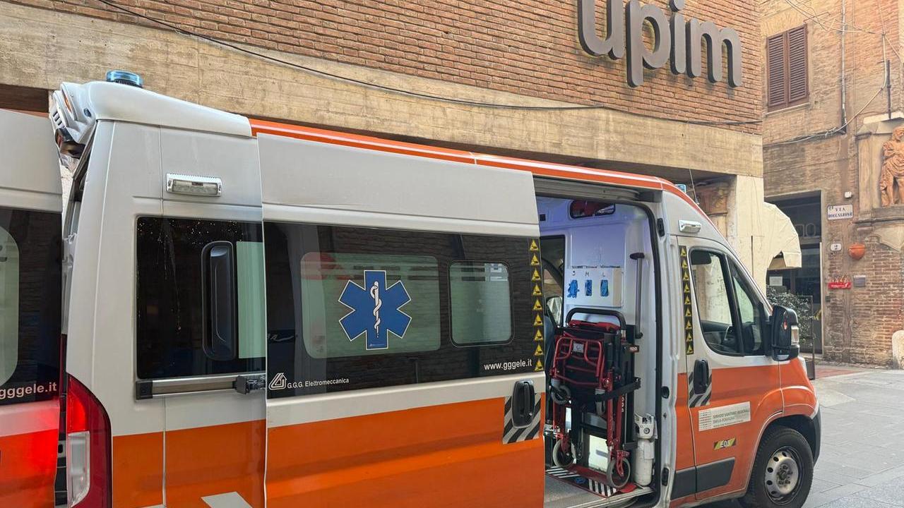 Si accascia e muore, malore fatale in centro a Ferrara