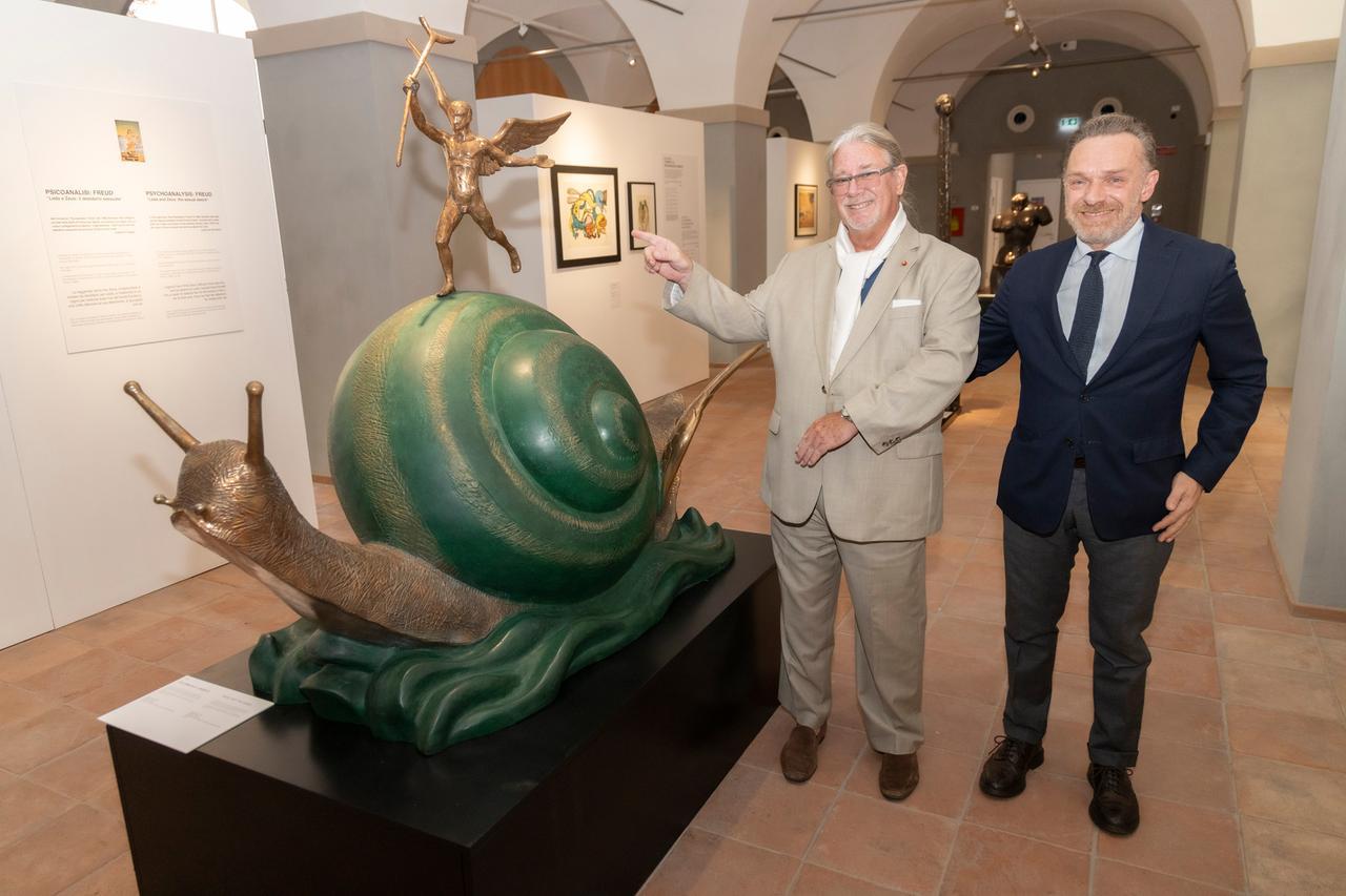 
	"La lumaca e l'angelo", opera di Dal&igrave; esposta nella mostra

