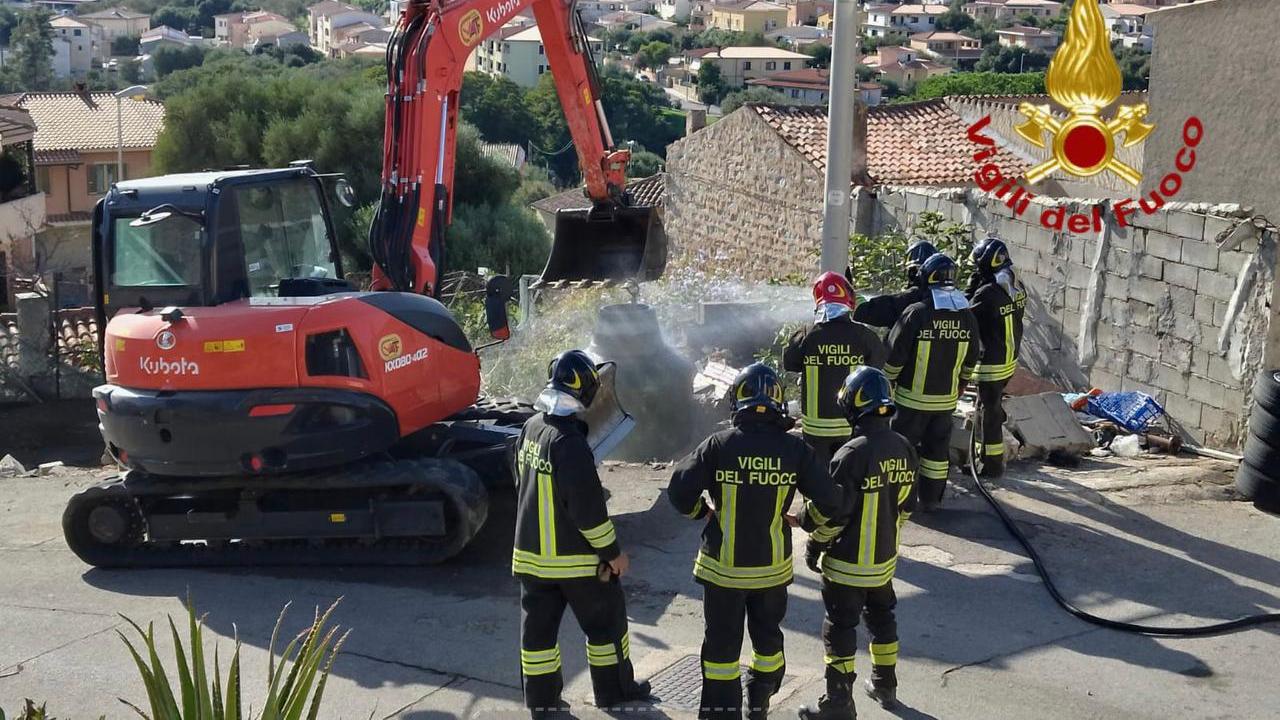 I vigili del fuoco di Arzachena durante un intervento