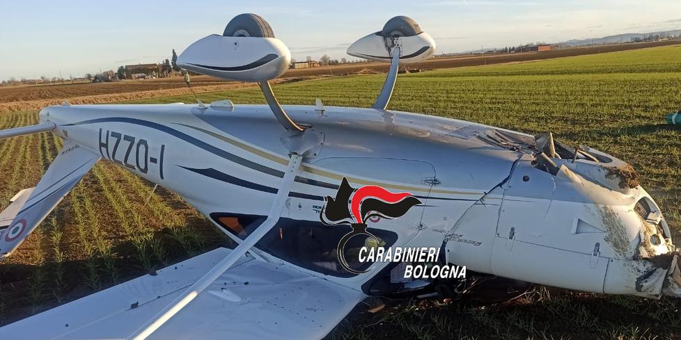 Medicina, il motore dell’aereo non risponde. Atterraggio d’emergenza nei campi