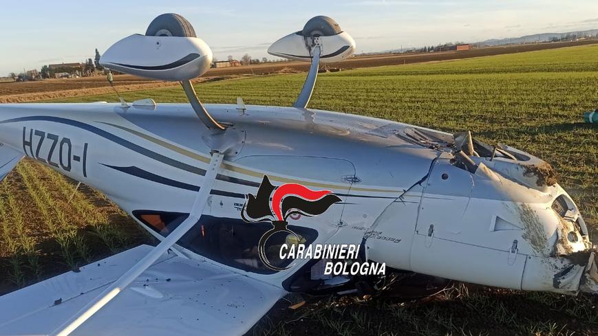 Medicina, il motore dell’aereo non risponde. Atterraggio d’emergenza nei campi