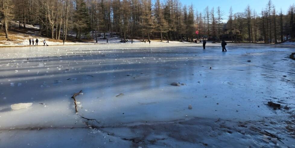 Sestola, turisti a passeggio sul lago ghiacciato: «Non si può, è pericoloso»