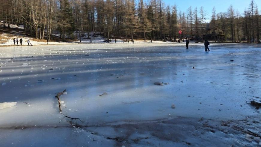 Sestola, turisti a passeggio sul lago ghiacciato: «Non si può, è pericoloso»