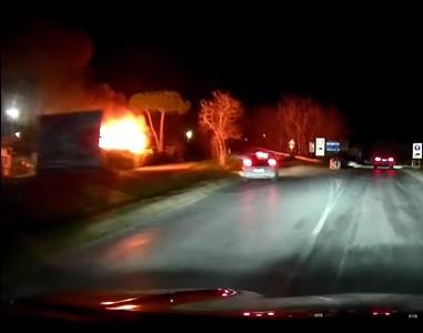 
	L'incendio ripreso da un automobilista (da Facebook di Fabio Costantini)

