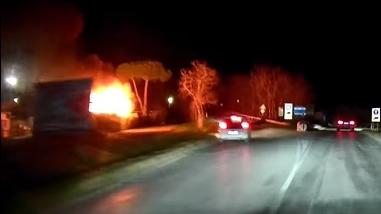 L'incendio ripreso da un automobilista (da Facebook di Fabio Costantini)