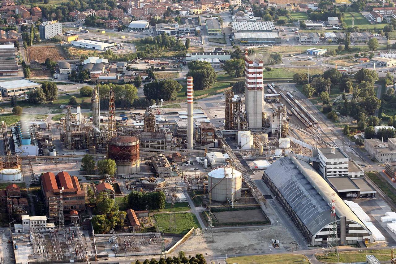Ferrara, pressing su Eni per il Petrolchimico: «Non smantelli il cracking»