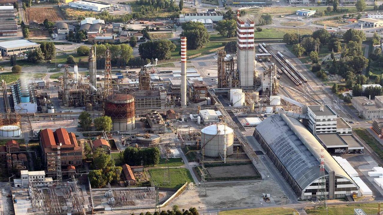 Ferrara, pressing su Eni per il Petrolchimico: «Non smantelli il cracking»