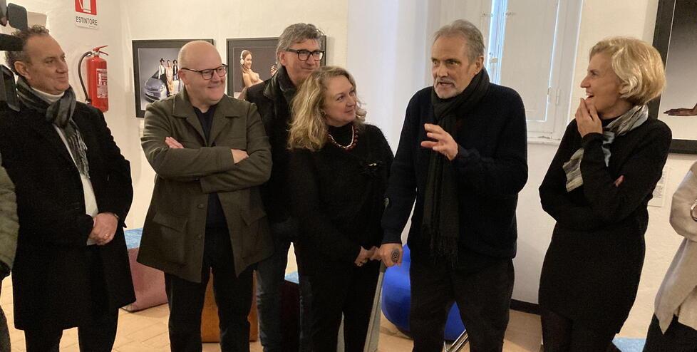 
	Toscani all&rsquo;inaugurazione della mostra a Bibbona

