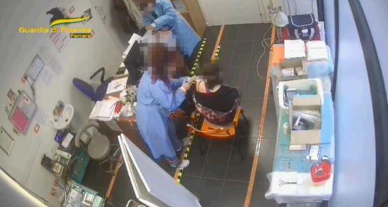 Ferrara, falsi vaccini per il green pass. La procura: «Dottoresse a giudizio»