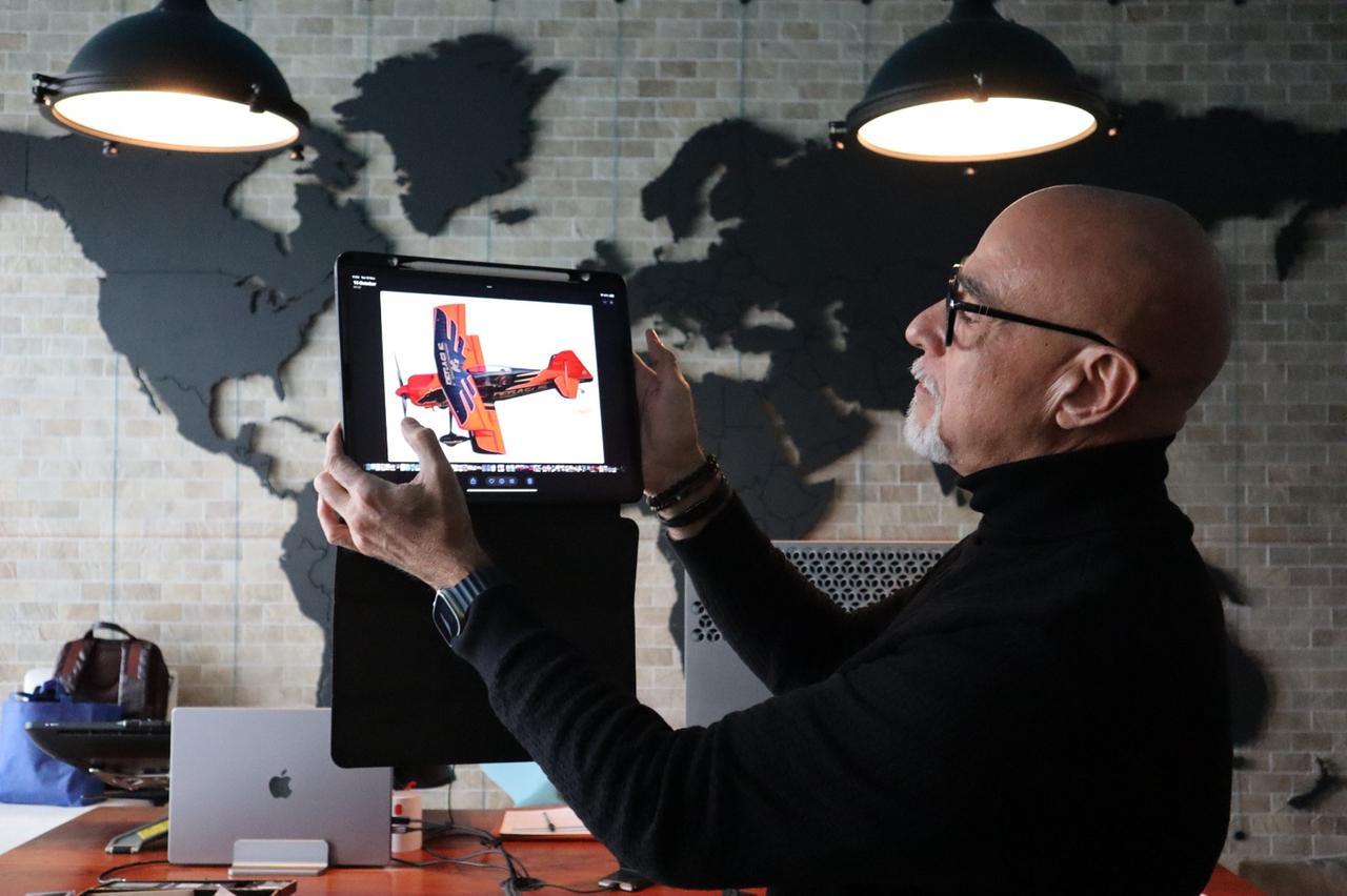 
	Il designer di aerei modenese Mirco Pecorari con una delle sue creazioni

