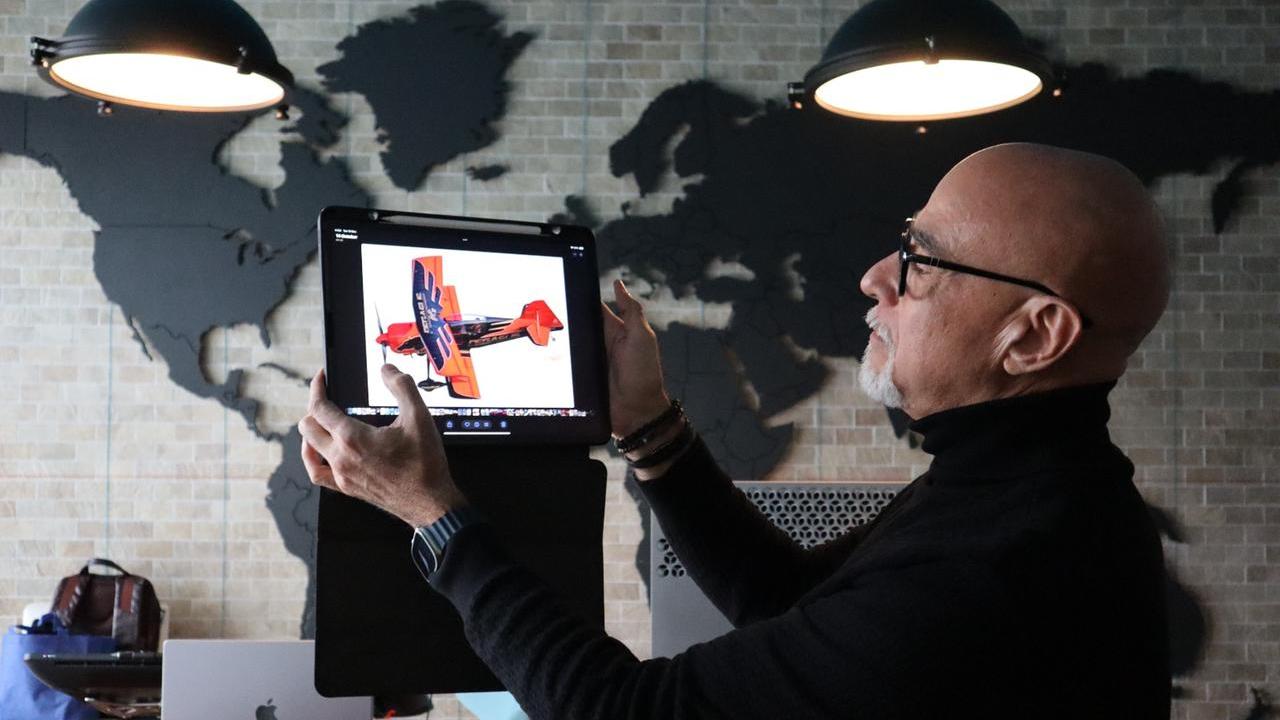 Il designer di aerei modenese Mirco Pecorari con una delle sue creazioni