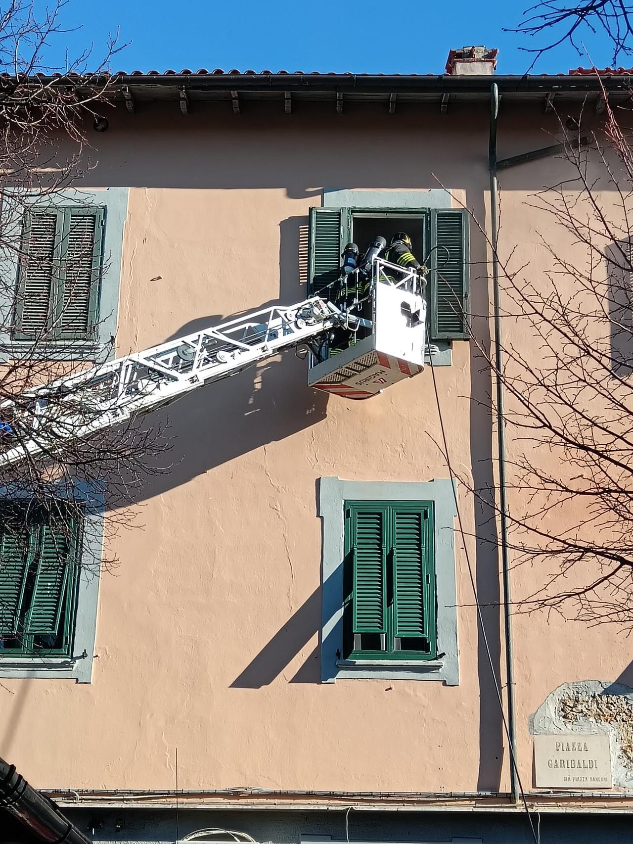 Livorno, paura in via Garibaldi: incendio in una casa