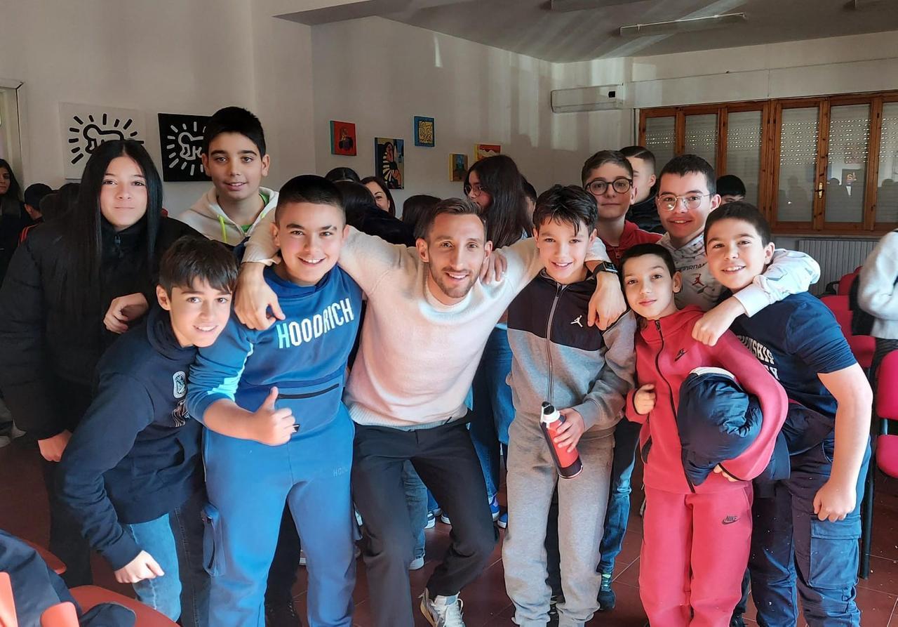 Il giocatore della Torres Matteo Liviero sale in cattedra per i ragazzi dell’istituto comprensivo Lattedolce-Agro di Sassari
