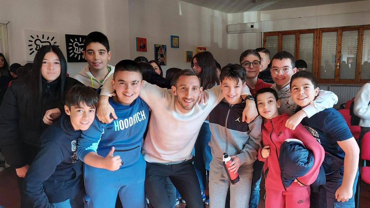 Il giocatore della Torres Matteo Liviero sale in cattedra per i ragazzi dell’istituto comprensivo Lattedolce-Agro di Sassari