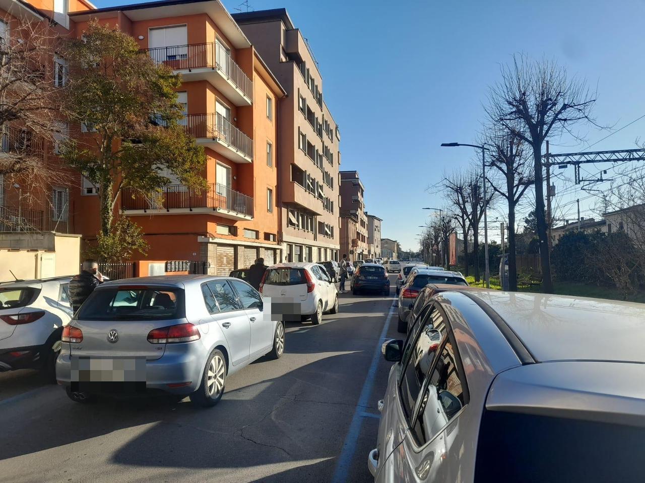 
	La zona dell'incidente in viale della Repubblica a Pontedera con il traffico bloccato

