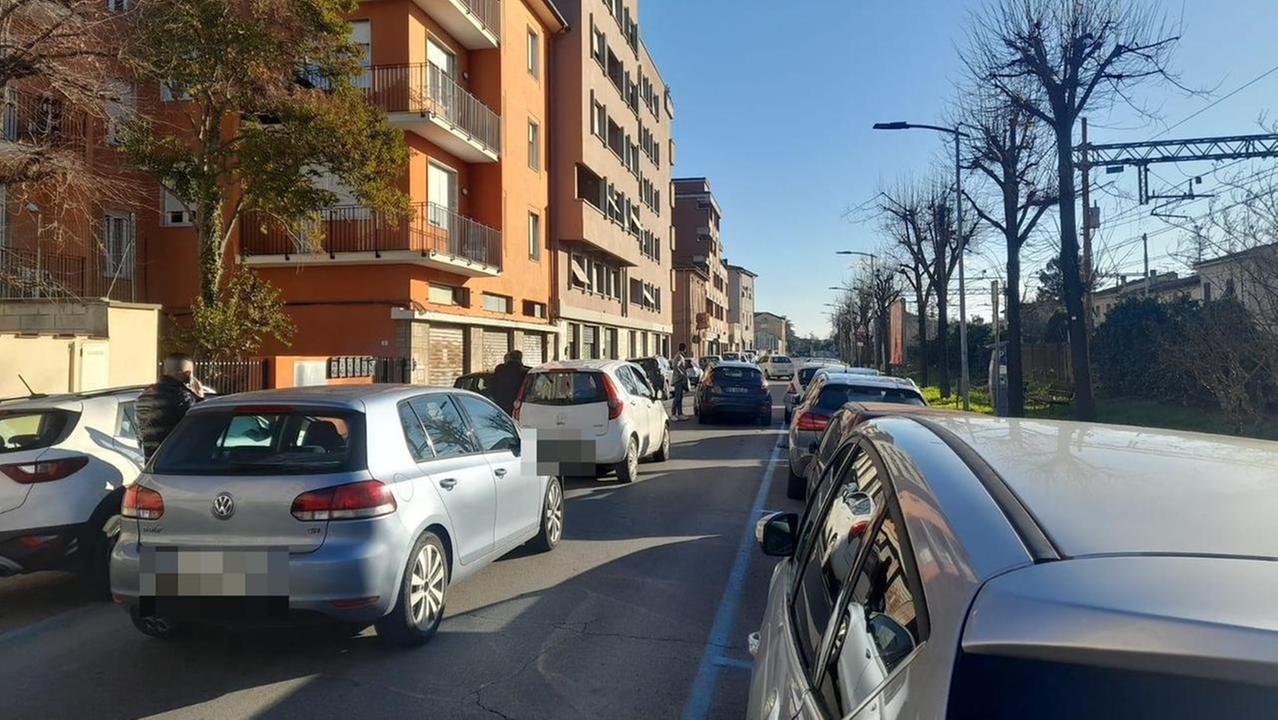 La zona dell'incidente in viale della Repubblica a Pontedera con il traffico bloccato