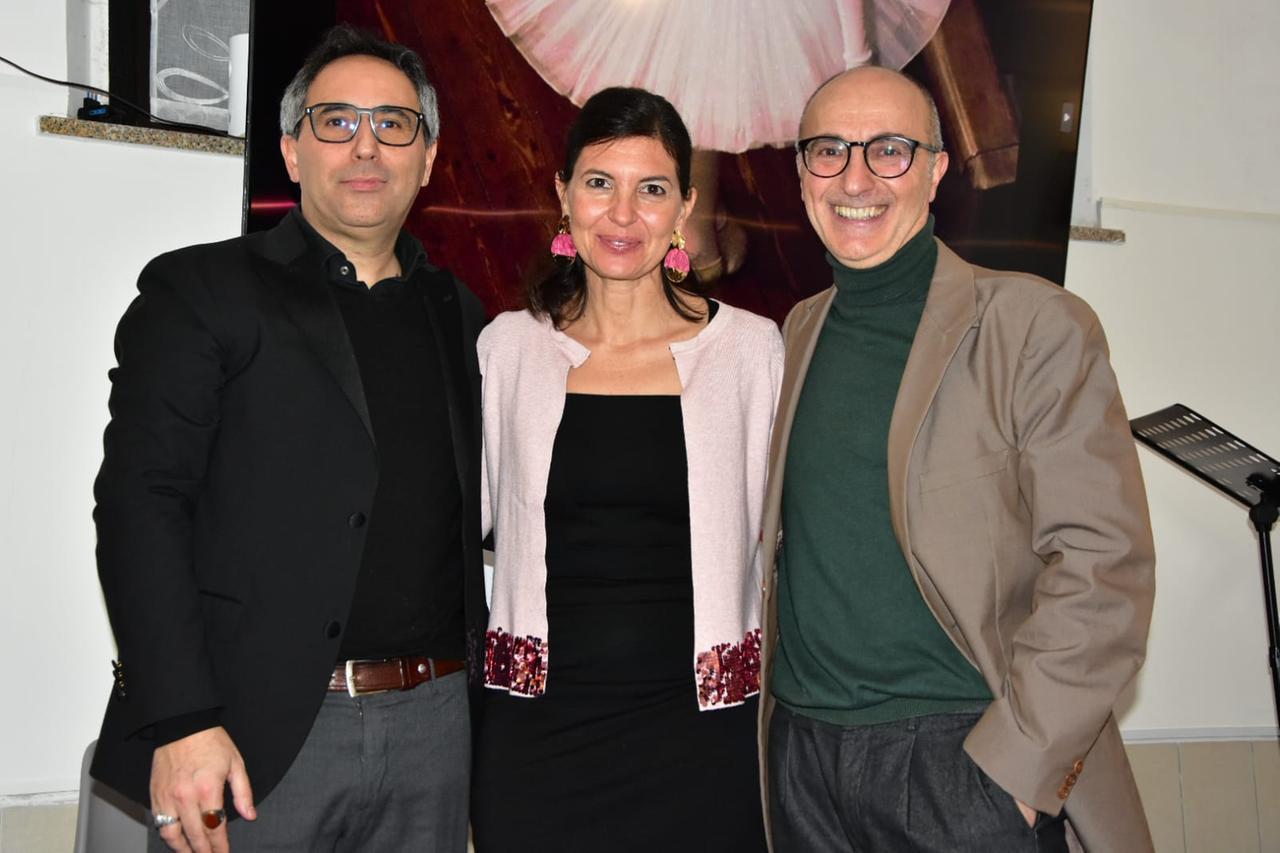 
	I fratelli Carlo e Pietro Floris insieme a Nicoletta Menneas

