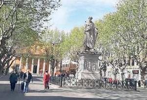 Livorno, trovato col volto tumefatto in piazza XX: soccorso un uomo