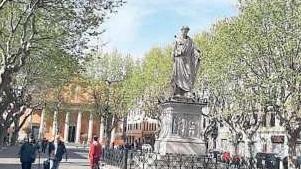 Livorno, trovato col volto tumefatto in piazza XX: soccorso un uomo