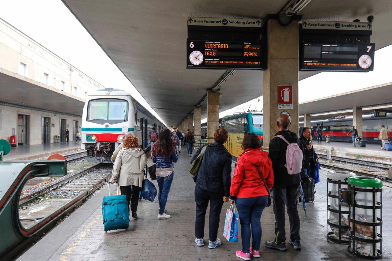 Firenze, licenziata per i troppi ritardi. Ma il giudice la reintegra: «Colpa dei treni regionali»