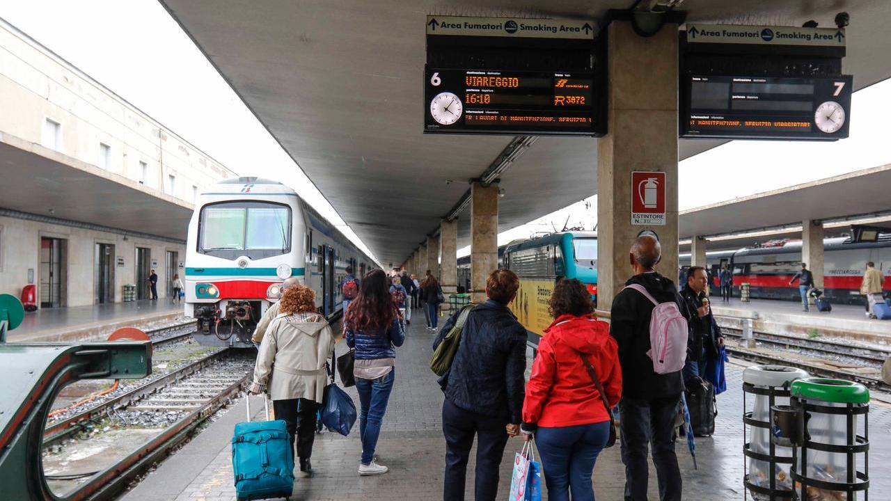 Firenze, licenziata per i troppi ritardi. Ma il giudice la reintegra: «Colpa dei treni regionali»